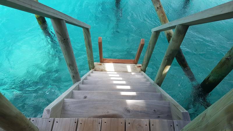 Baignade du bungalow pilotis Maldives