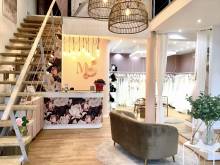 Votre robe de mariée et votre costume de marié se trouvent à St Mitre les Remparts Chez Mariella